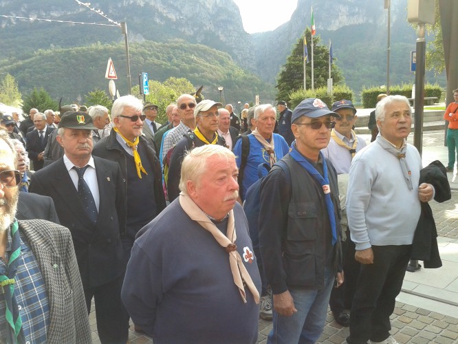 la sfilata dei soccorritori per le vie di Longarone05.jpg